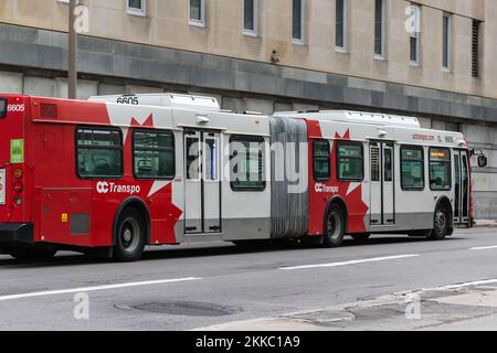 Ottawa, Canada - 10 novembre 2022 : autobus public sur la route du centre-ville Banque D'Images