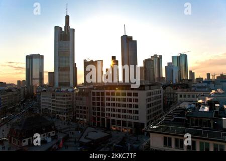 FRANCFORT, ALLEMAGNE - FÉVRIER 20 : vue sur la ligne d'horizon de Francfort avec Hauptwache et gratte-ciel au coucher du soleil le 20,2010 février Francfort, Allemagne Banque D'Images