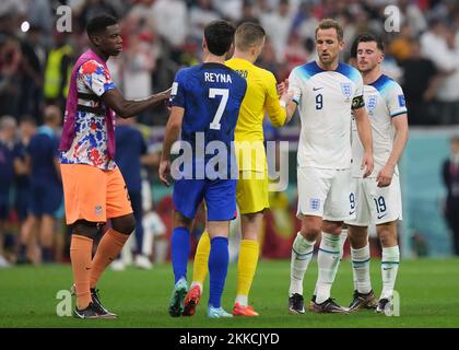 Harry Kane, en Angleterre, serre la main avec le gardien Jordan Pickford après le match de la coupe du monde de la FIFA, groupe B, au stade Al Bayt, Al Khor. Date de la photo: Vendredi 25 novembre 2022. Banque D'Images