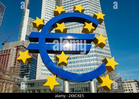 FRANCFORT, ALLEMAGNE - 26 FÉVR. 2019 : célèbre signe de l'euro à Francfort-sur-le-main sous un ciel bleu. En arrière-plan se trouve le gratte-ciel du centre européen B Banque D'Images