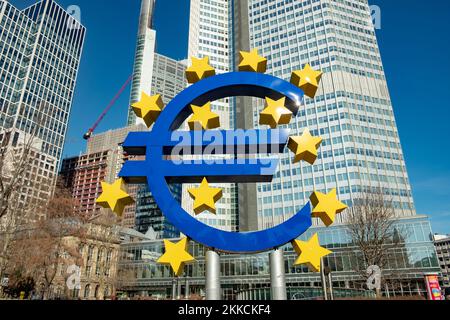 FRANCFORT, ALLEMAGNE - 26 FÉVR. 2019 : célèbre signe de l'euro à Francfort-sur-le-main sous un ciel bleu. En arrière-plan se trouve le gratte-ciel du centre européen B Banque D'Images