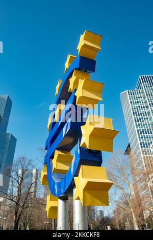 FRANCFORT, ALLEMAGNE - 26 FÉVR. 2019 : célèbre signe de l'euro à Francfort-sur-le-main sous un ciel bleu. En arrière-plan se trouve le gratte-ciel du centre européen B Banque D'Images