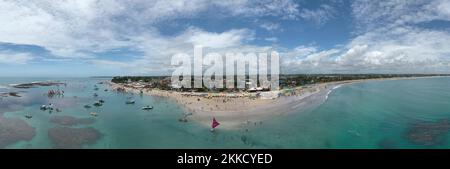 Porto de Galinhas, Pernambuco, Brésil - 08 novembre 2022 - vue panoramique sur la mer, la plage et les bâtiments Banque D'Images