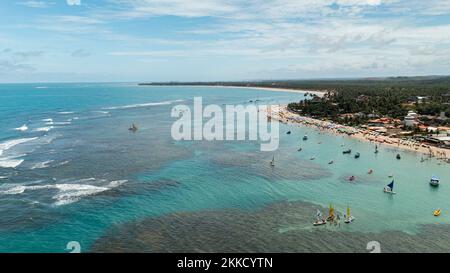 Porto de Galinhas, Pernambuco, Brésil - 08 novembre 2022 - vue aérienne des bateaux et des touristes dans les piscines naturelles Banque D'Images