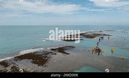 Porto de Galinhas, Pernambuco, Brésil - 08 novembre 2022 - vue aérienne des bateaux et des touristes dans les piscines naturelles Banque D'Images