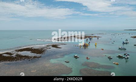 Porto de Galinhas, Pernambuco, Brésil - 08 novembre 2022 - vue aérienne des bateaux et des touristes dans les piscines naturelles Banque D'Images