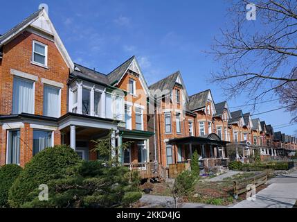 Longue rangée de vieilles maisons étroites avec gables Banque D'Images