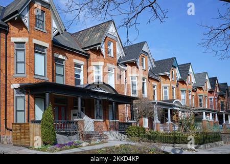 Longue rangée de vieilles maisons étroites avec gables Banque D'Images