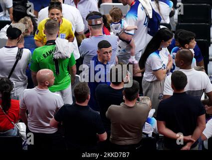 Phil Foden (au Centre) Accueille Ses Amis Et Sa Famille Dans Les ...