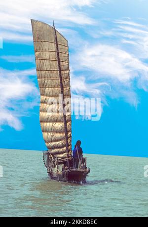 WUXI, CHINE - 28 JANVIER 1984 : le vieux bateau traditionnel de la malbouffe transporte le fret au lac de Wuxi. Banque D'Images