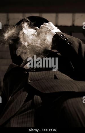 Nimbé d'une Haze Smokey un homme d'autrefois se cache dans la fumée des soufflets il pour il est le mystérieux homme miasme Banque D'Images