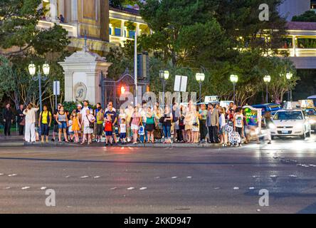 Las Vegas, États-Unis - 17 juin 2008 : les piétons attendent au Strip de Las Vegas pour le feu vert de traverser la rue. Banque D'Images