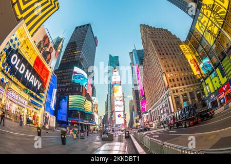New York, Etats-Unis - 7 octobre 2017 : la publicité au néon des nouvelles, des marques et des théâtres à Times Square en fin d'après-midi. Le carré Times est un symbole pour New Yor Banque D'Images