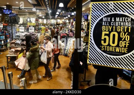 Los Angeles, États-Unis. 25th novembre 2022. Les gens magasinent dans un magasin pendant le Black Friday à Los Angeles, en Californie, aux États-Unis, le 25 novembre 2022. En moyenne, les ménages américains dépensent 433 dollars américains de plus par mois pour acheter les mêmes articles qu'ils ont fait à la même époque l'année dernière, a constaté une analyse de Moody's Analytics. L'analyse a porté sur les données d'inflation d'octobre, car les États-Unis voient la pire inflation en 40 ans. Credit: Xinhua/Alay Live News Banque D'Images