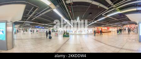FRANCFORT, ALLEMAGNE - 26 FÉVRIER 2019 : passagers dans la zone souterraine de la gare centrale de Francfort (Hauptbahnhof) avec de nombreux magasins. Banque D'Images