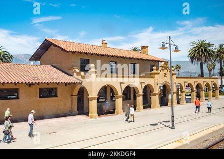 SANTA BARBARA, Etats-Unis - APR 18, 2019: Les gens attendent le train pacific surfliner à l'ancienne station de Santa Barbara de style mexicain. Banque D'Images