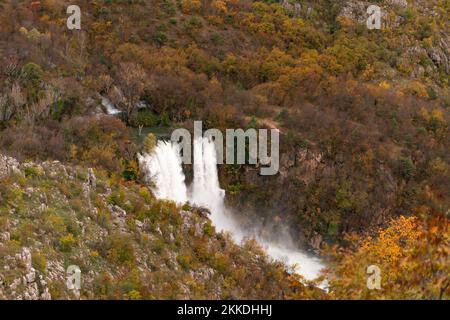 La plus haute cascade du parc national de Krka. Cascade de Manojlovac ou slapovi de Manojlovački à l'automne, en Croatie. Banque D'Images