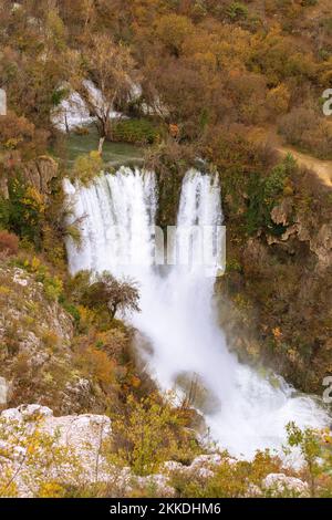 La plus haute cascade du parc national de Krka. Cascade de Manojlovac ou slapovi de Manojlovački à l'automne, en Croatie. Banque D'Images