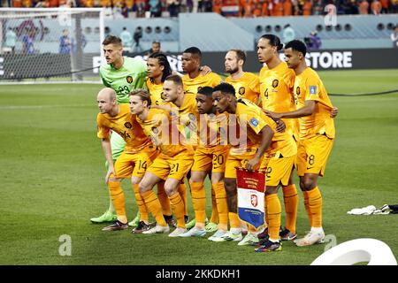 AL-RAYYAN - Back row (LR) le gardien de but néerlandais Andries Noppert, Nathan ake de Hollande, Denzel Dumfries de Hollande, Daley Blind de Hollande, Virgile van Dijk de Hollande et Cody Gakpo de Hollande. Front Row (LR) Davy Klaassen des pays-Bas, Frenkie de Jong des pays-Bas, Teun Koopmeiners des pays-Bas, Steven Bergwijn des pays-Bas et Jurrien Timber des pays-Bas lors de la coupe du monde de la FIFA Qatar 2022 Group Un match entre les pays-Bas et l'Équateur au stade international Khalifa sur 25 novembre, 2022 à Al-Rayyan, Qatar. ANP MAURICE VAN STONE Banque D'Images