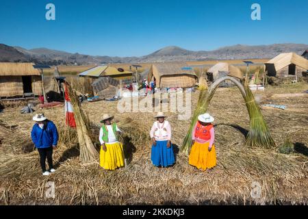 Lac Titicaca, Pérou - 2 août 2019 : la tribu Uros démontre la vie sur l'île flottante du lac Titicaca Banque D'Images