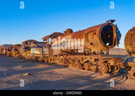 Salar de Uyuni, région d'Uyuni, Bolivie - 31 juillet 2019 : grand cimetière ferroviaire. Cimetière ferroviaire dans le désert bolivien près d'Uyuni, en Bolivie Banque D'Images