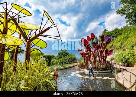 Meran, province de Bolzano/Italie - 5 août 2019 : jardin pittoresque et vue panoramique situé à Die Gaerten von Schloss Trauttmansdorff, Tyrol du Sud, ITA Banque D'Images