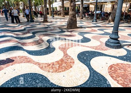 Alicante, Espagne - 23 septembre 2019: Les gens apprécient la belle allée avec des palmiers - Explanada de Espana. Alicante. Espagne Banque D'Images