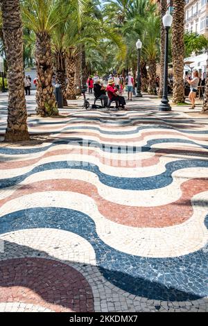 Alicante, Espagne - 23 septembre 2019: Les gens apprécient la belle allée avec des palmiers - Explanada de Espana. Alicante. Espagne Banque D'Images