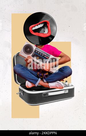 Image de collage vertical de personne vinyle au lieu de la tête tenir la boîte de perche grande bouche chantant isolé sur fond créatif Banque D'Images