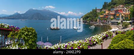 VARENNA, ITALIE - 20 JUILLET 2022 : la plage, la ville et le lac de Côme. Banque D'Images