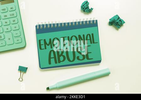 L'écriture de la main signe d'abus émotionnel, personne de concept d'Internet soumettant ou exposant une autre personne au comportement Banque D'Images