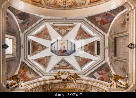 CHIAVENNA, ITALIE - 20 JUILLET 2022 : la coupole baroque avec l'Immaculée conception et les patriarches de l'ancien Testament dans l'église Chiesa di Santa Maria. Banque D'Images