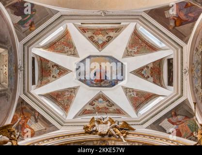 CHIAVENNA, ITALIE - 20 JUILLET 2022 : la coupole baroque avec l'Immaculée conception et les patriarches de l'ancien Testament dans l'église Chiesa di Santa Maria. Banque D'Images