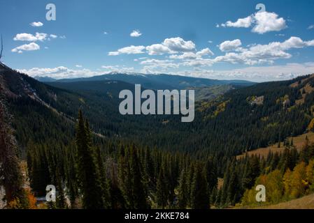 Début de l'automne dans les montagnes San Juan du Colorado : vue sur le bassin de Kilpacker Banque D'Images