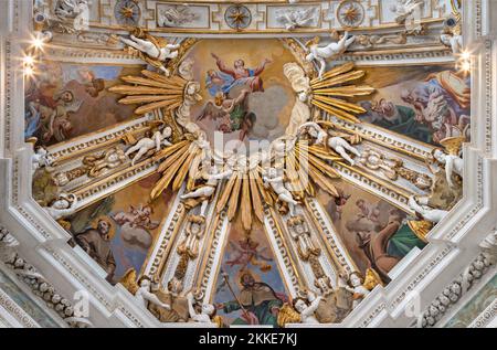 CHIAVENNA, ITALIE - 20 JUILLET 2022 : le plafond baroque avec l'Assomption dans l'abside de l'église Chiesa di Santa Maria. Banque D'Images