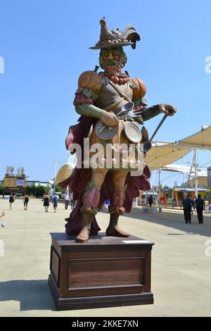 Statue du personnage Minestrello comme symbole de l'art culinaire et de son allégorie universelle. Suite directe au peintre italien Giuseppe Archimboldo. Banque D'Images