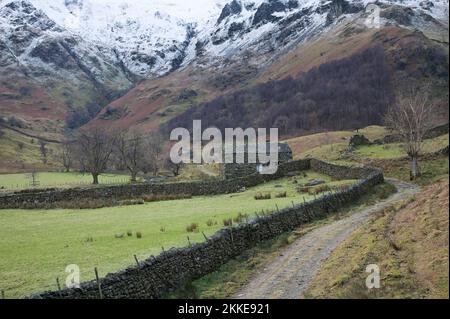 Piste et grange à Dovedale près d'Ullswater dans le district des lacs anglais Banque D'Images