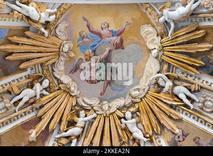 CHIAVENNA, ITALIE - 20 JUILLET 2022 : le plafond baroque avec l'Assomption dans l'abside de l'église Chiesa di Santa Maria. Banque D'Images