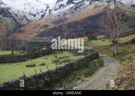 Piste et grange à Dovedale près d'Ullswater dans le district des lacs anglais Banque D'Images