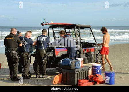 Floride, États-Unis. 25th novembre 2022. Melbourne Beach, comté de Brevard, Floride, États-Unis. 25 novembre 2022. Les unités de Brevard County Ocean Rescue, Brevard County Fire Rescue, Melbourne Beach Fire/Marine Rescue et Melbourne Beach police Department ont aidé à retirer une personne de la plage après un incident de quasi-noyade après avoir été attrapée dans un courant de rip. Credit: Julian Leek/Alay Live News Credit: Julian Leek/Alay Live News Banque D'Images