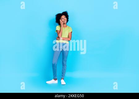 Photo de la taille du corps entier de l'adolescent de jeune adolescent rêveur regardant l'espace vide d'esprit parler télégramme appel isolé sur fond bleu clair Banque D'Images