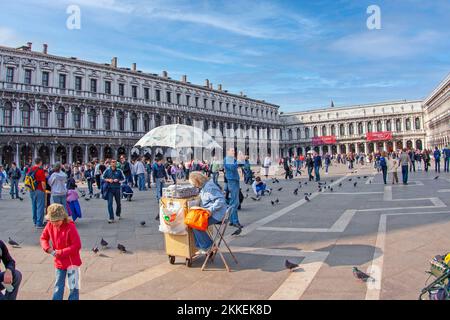 Venise, Italie - 9 avril 2007: Les gens visitent la place Saint-Marc à Venise, Italie avec des colombes volantes autour. Banque D'Images