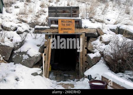 Boulder, Montana, États-Unis. 25th novembre 2022. L'entrée de la mine Sunshine radon, l'une des quelques « mines de santé » du Montana, qui vise à guérir des maladies avec le gaz radon qui s'infiltre des parois de ces anciennes mines d'uranium. Le radon est un gaz mortel lorsqu'il est inhalé en quantités suffisantes; cependant, certains partisans de la « guérison naturelle » et de la théorie de la hormése radiante, y compris de nombreuses personnes dans les communautés amish et mennonite, croient, contrairement à la prépondérance des preuves scientifiques, que de plus petites doses de radon peuvent guérir la maladie. Les mines sont fermées pour l'hiver, mais il Banque D'Images