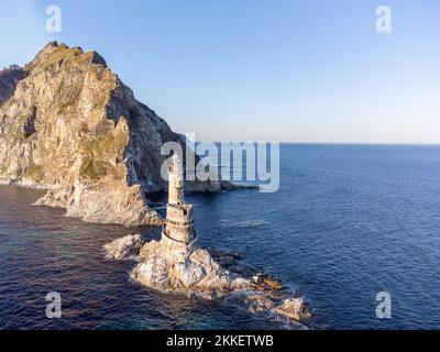 Vue aérienne le phare abandonné Aniva dans l'île de Sakhalin, Russie. Banque D'Images