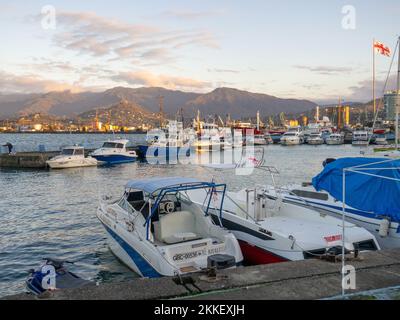 Batumi, Géorgie. 11.15.2022 Bateaux dans le port de mer. Bateaux à moteur sur la jetée. Jetée d'automne. Location de bateaux. Navigation Banque D'Images