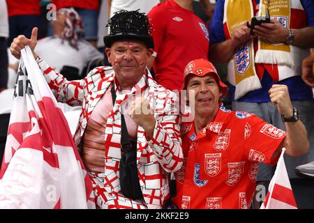 Doha, Qatar. 25th novembre 2022. Les fans d'Angleterre soutiennent leur équipe lors du match de la coupe du monde de la FIFA du groupe B 2022 au stade Al Bayt à Doha, au Qatar, sur 25 novembre 2022. Photo de Chris Brunskill/UPI crédit: UPI/Alay Live News Banque D'Images