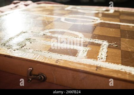 Concept de tactique et de stratégie dans le football dans le championnat, les lignes de marquage de terrain de football sont dessinées sur le plateau d'échecs, prêt pour la mise en page pour le positionnement Banque D'Images