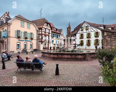 Eguisheim, France - 12 octobre 2022 : place du Château - et maisons médiévales traditionnelles d'Eguisheim en Alsace le long de la route des vins Banque D'Images