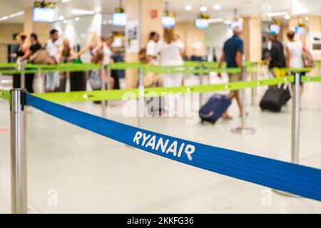 Ibiza, espagne - 28 juillet 2022 : corde pour séparer les voies des files d'attente d'un aéroport de Ryanair. Banque D'Images