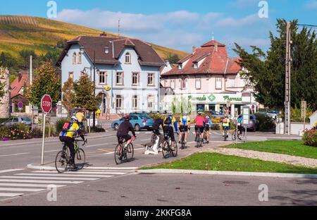 Turckheim, France - 12 octobre 2022 : un groupe de cyclistes à Turckheim le long de la route des vins d'Alsace, France Banque D'Images